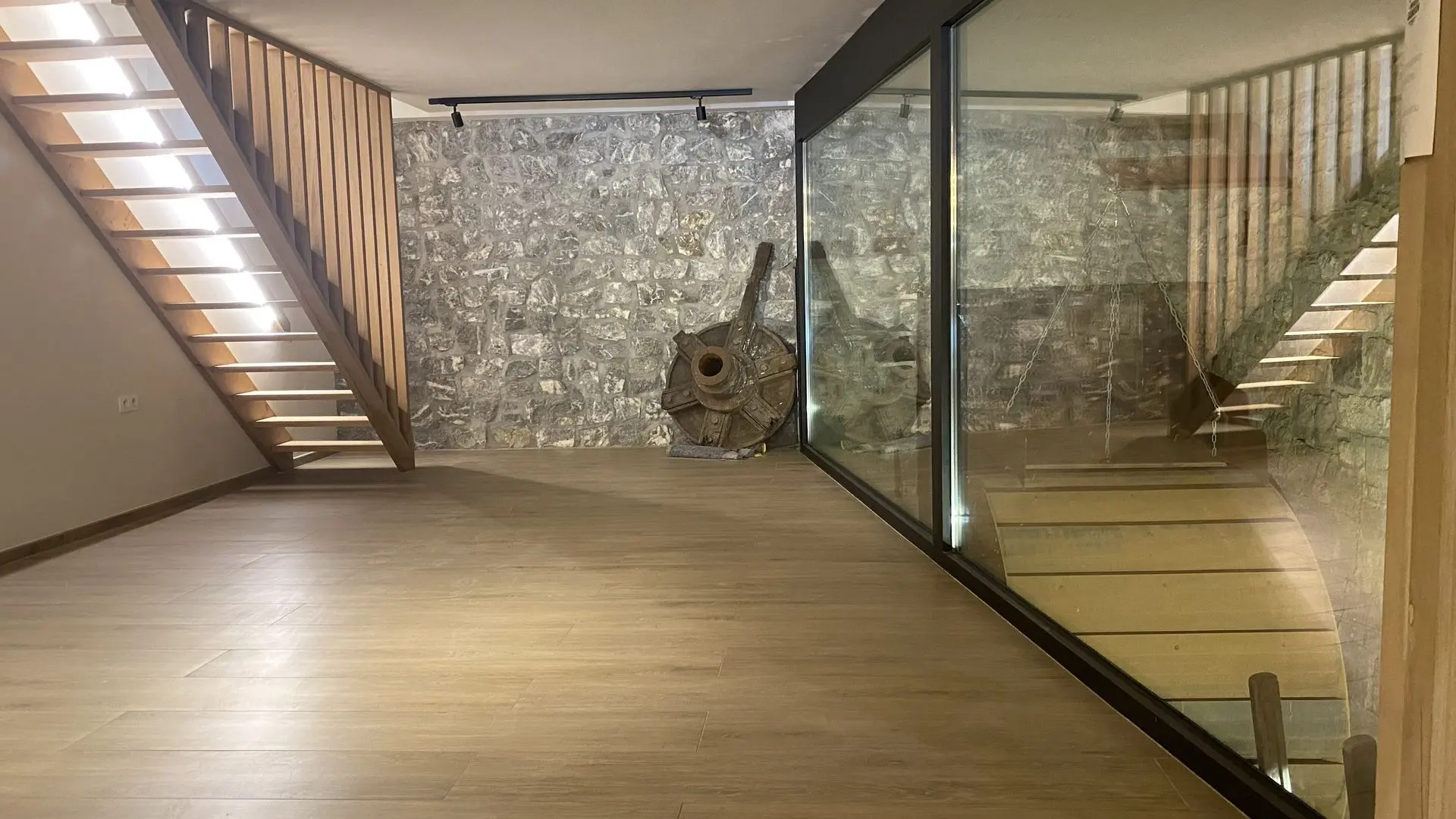 Le hall d'accueil du Moulin du Samson, pierres et bois clair